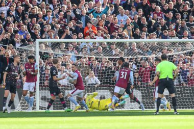 Aston Villa 'dan Danny Ings 23 Ekim 202' de Birmingham, İngiltere 'deki Villa Park' ta oynanan Premier Lig karşılaşmasında 2-0 kazanma hedefini kutluyor.