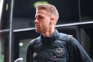 Brentford 'dan Kristoffer Ajer # 20 Premier League maçı öncesinde Villa Park, Birmingham, Birleşik Krallık' ta Aston Villa - Brentford maçına geldi.