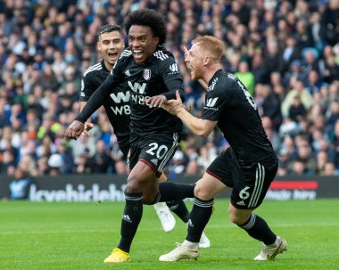 Fulham 'dan Willian # 20 golünü kutluyor ve Premier Lig maçında skor 1-3, Leeds United Fulham' a karşı Elland Road, Leeds, İngiltere, 23 Ekim 202 'de