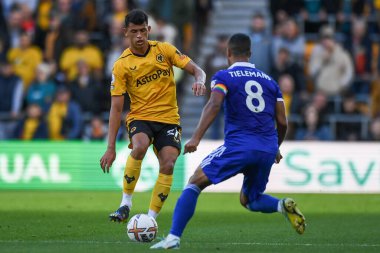 Matheus Nunes # 27 of Wolverhampton Wanderers Premier Lig maçı sırasında Leicester City 'den Youri TiEleans # 8' in baskısı altında Wolverhampton Wanderers - Leicester City - Molineux, Wolverhampton, Birleşik Krallık, 23 Ekim 202
