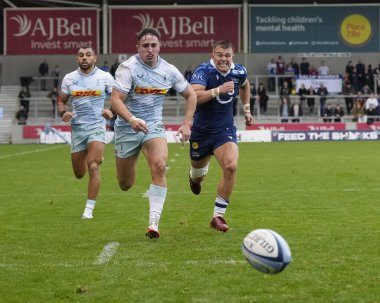 Joe Carpenter # 15 Satış Köpekbalıkları ve Cadan Murley # 11 Harlequins Gallagher Premiership maçında gevşek bir topu kovalıyor Satış Köpekbalıkları Harlequins 'e karşı AJ Bell Stadyumu, Eccles, 23 Ekim 202