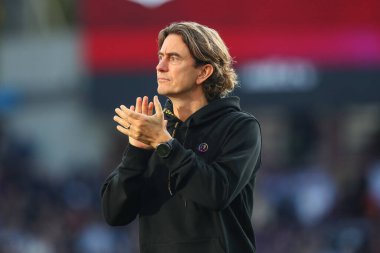 Brentford 'un Thomas Frank teknik direktörü, 23 Ekim 202' de Birmingham, Villa Park 'ta oynanan Premier League maçı sonrasında taraftarlara teşekkür ediyor.