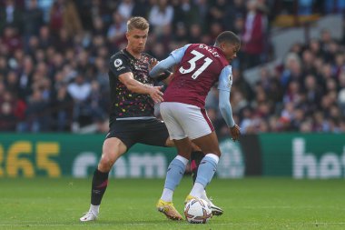 Kristoffer Ajer # 20 Brentford Premier Lig maçında Leon Bailey # 31 Aston Villa # 31 ile Brentford 'a karşı Villa Park, Birmingham, Birleşik Krallık, 23 Ekim 202