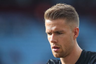 Kristoffer Ajer # 20 Brentford Premier Lig karşılaşması öncesinde Villa Park, Birmingham, Birleşik Krallık 'ta Aston Villa-Brentford maçında ısınıyor.