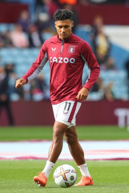 Aston Villa 'dan Ollie Watkins, Premier Lig karşılaşması öncesinde İngiltere' nin Birmingham kenti Villa Park 'ta Aston Villa-Brentford maçında ısınıyor.