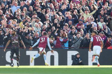 Aston Villa 'dan 31 numaralı Leon Bailey, 23 Ekim 202' de İngiltere 'nin Birmingham kentinde oynanan Premier League maçında Aston Villa Brentford' a karşı 1-0 'lık galibiyet golünü kutluyor.