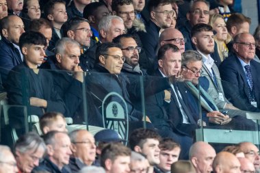 Andrea Radrizzani, Victor Orta ve Angus Kinnear, Premier League maçında Leeds United Fulham 'a karşı Leeds Road, Leeds, İngiltere, 23 Ekim 202' de oynanan maçı yönetmenler locasından izlediler.