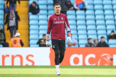 Aston Villa 'nın 1 numaralı oyuncusu Emiliano Martnez, Premier Lig karşılaşması öncesinde İngiltere' nin Birmingham kenti Villa Park 'ta Aston Villa Brentford' a karşı ısınıyor.
