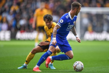 Leicester City 'den James Maddison Premier League maçında Hugo Bueno # 64 Wolverhampton Wanderers' ın baskısı altında Wolverhampton Wanderers - Leicester City - Molineux, Wolverhampton, İngiltere, 23 Ekim 202