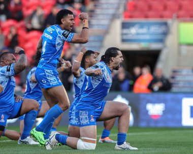 Samoalı oyuncular, 23 Ekim 202 'de İngiltere' nin Doncaster kentindeki Eco-Power Stadyumu 'nda oynanan Rugby Ligi Dünya Kupası 2021 Cup Group A maçında Siva Tau' yu sahneledi.