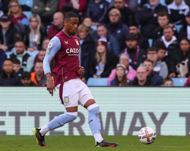 Aston Villa 'dan Ezri Konsa Premier Lig maçında pas veriyor. Aston Villa, Villa Park' ta Brentford 'a karşı, Birmingham, Birleşik Krallık, 23 Ekim 202