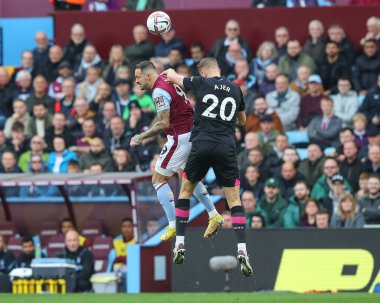 Danny Ings # 9 Aston Villa ve Kristoffer Ajer # 20 Brentford Premier Lig karşılaşmasında Premier Lig maçı Aston Villa Brentford 'a karşı Villa Park, Birmingham, Birleşik Krallık, 23 Ekim 202