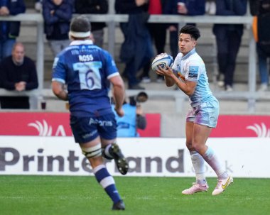 Harlequins 'in 10 numaralı oyuncusu Marcus Smith, Gallagher Premiership maçında AJ Bell Stadyumu' nda Satış Köpekbalıkları ve Harlequins maçında topa vurdu.