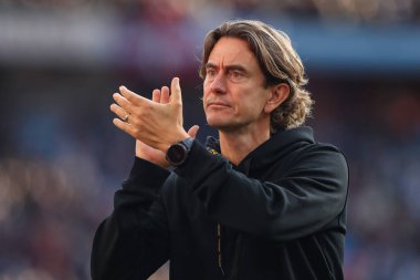 Brentford 'un Thomas Frank teknik direktörü, 23 Ekim 202' de Birmingham, Villa Park 'ta oynanan Premier League maçı sonrasında taraftarlara teşekkür ediyor.