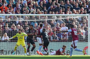 Aston Villa 'nın 5 numaralı oyuncusu Tyrone Mings faul yaptı ve Premier Lig maçında Aston Villa Brentford' a karşı Villa Park, Birmingham, Birleşik Krallık, 23 Ekim 202 'de penaltı verildi.