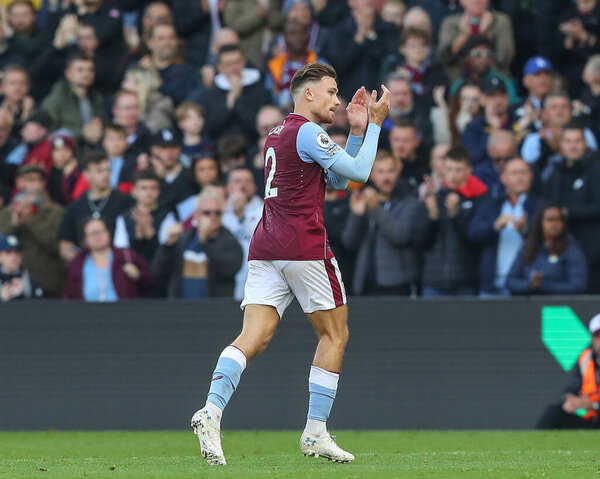 Матти Кэш № 2 из "Астон Виллы" аплодирует домашним болельщикам во время матча премьер-лиги "Астон Вилла" - "Брентфорд" на "Вилла Парк", Бирмингем, Великобритания, 23 октября 202 года