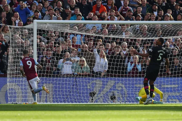 Danny Ings Aston Villa Firar Sitt Mål Att Göra Det — Stockfoto
