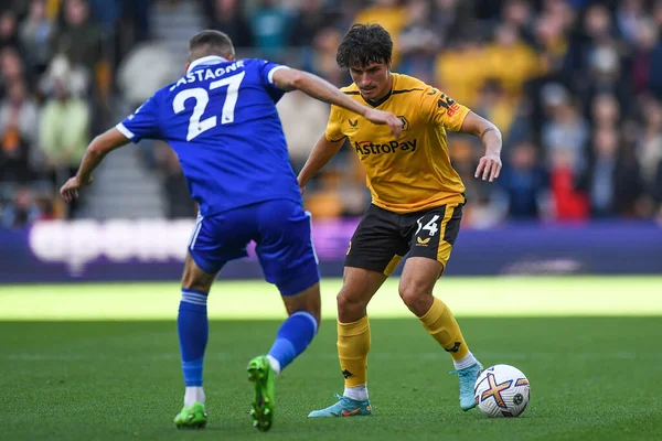 Wolverhampton Wanderers 'dan Hugo Bueno, Leicester City' den 27 numaralı Timoty Castagne ile Premier League maçında Wolverhampton Wanderers, Leicester City 'ye karşı Molineux, Wolverhampton, İngiltere, 23 Ekim 202' de karşı karşıya geldi.