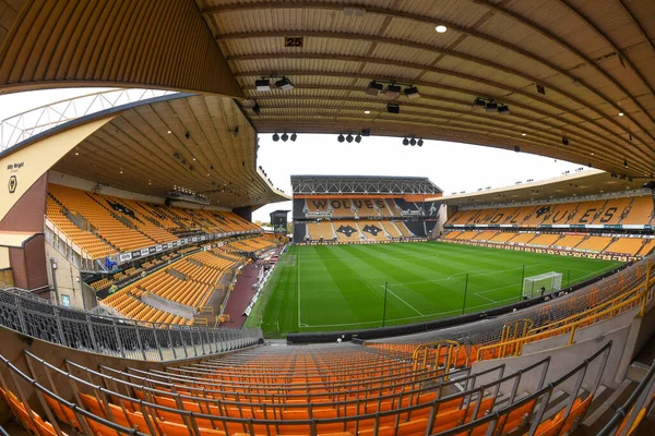 Molineux Stadyumu 'nun genel görünümü, Wolverhampton Wanderers F.C. Premier Lig maçında Wolverhampton Wanderers - Leicester City maçı sırasında Molineux, Wolverhampton, Birleşik Krallık, 23 Ekim 202