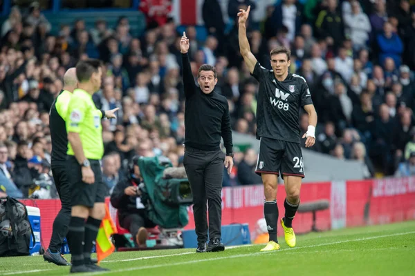 Marco Silva, 23 Ekim 202 'de Leeds United' ın Fulham 'a karşı oynadığı Premier Lig karşılaşmasında Fulham jestleri ve tepkileri yönetiyor.