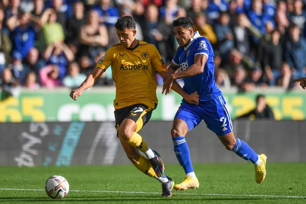 Matheus Nunes # 27 Wolverhampton Wanderers Premier League maçında Leicester City 'li James Justin # 2' nin baskısı altında Wolverhampton Wanderers, Leicester City 'e karşı Molineux, Wolverhampton, İngiltere, 23 Ekim 202