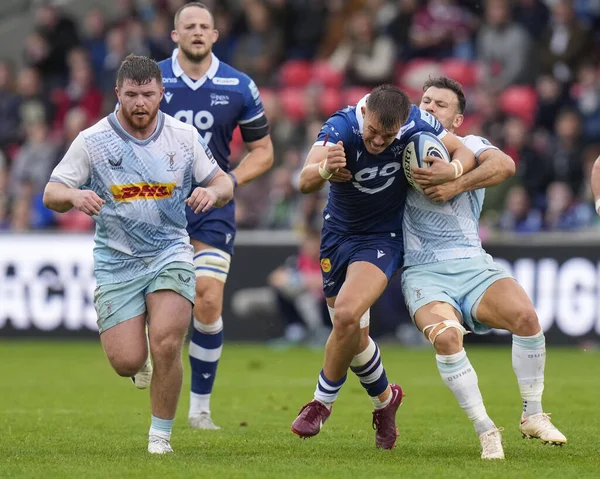 Harlequins 'den Danny Care # 9 numara Gallagher Premiership maçında Joe Carpenter # 15' i yere serdi AJ Bell Stadyumu, Eccles, Birleşik Krallık, 23 Ekim 202 'de Sale Sharks - Harlequins maçında.