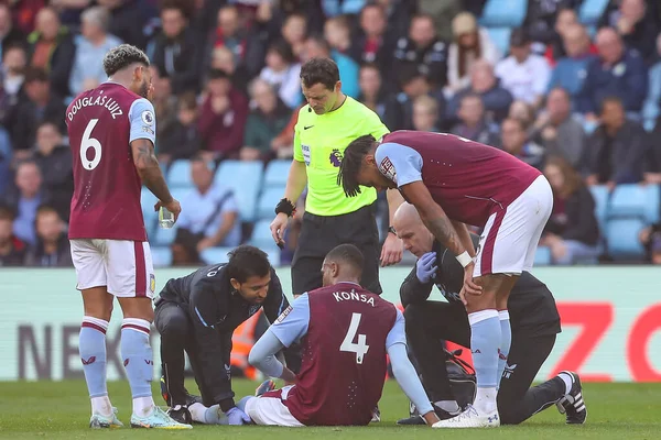 Ezri Konsa Aston Villa Otrzymuje Leczenie Podczas Meczu Premier League — Zdjęcie stockowe