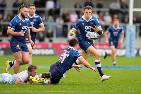 Satış Köpekbalığı 9 numaralı Raffi Quirke topu, Gallagher Premiership maçında Satış Köpekbalıkları Harlequins 'e karşı AJ Bell Stadyumu, Eccles, İngiltere, 23 Ekim 202' de oynanan Satış Turnuvası 'nda sayı yapmak için koşan Sam James' e veriyor.