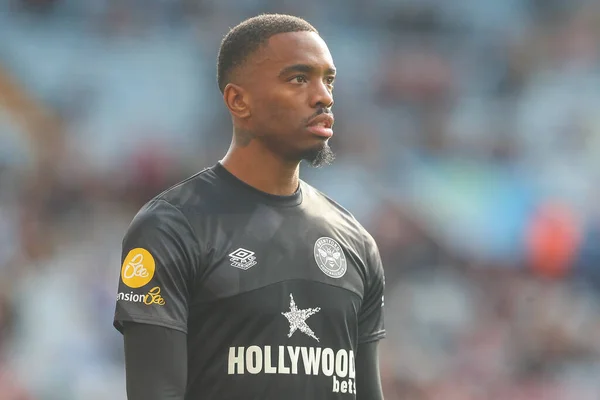 Brentford 17 numaralı Ivan Toney, 23 Ekim 202 'de Birmingham, Villa Park' ta oynanan Premier Lig karşılaşması öncesinde ısınıyor.