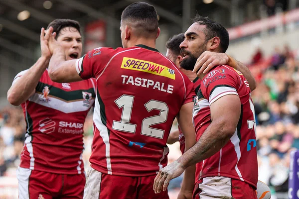 Lübnan 'dan Reece Robinson, 23 Ekim 202' de Leigh, İngiltere 'deki Leigh Spor Köyü' nde oynanan 2021 Dünya Rugby Ligi karşılaşmasında denemesini kutluyor.