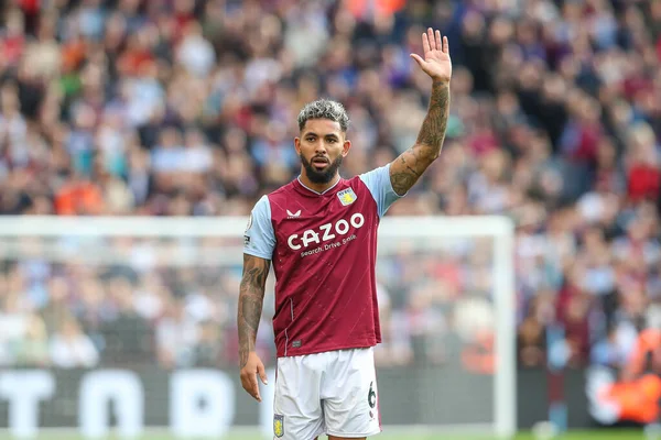 Douglas Luiz Aston Villa Fica Sobre Chute Livre Durante Jogo — Fotografia de Stock