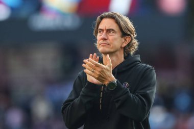 Brentford 'un Thomas Frank teknik direktörü, Premier League maçından sonra İngiltere' nin Birmingham kentinde oynanan Villa-Brentford maçında gezgin taraftarları alkışlıyor.