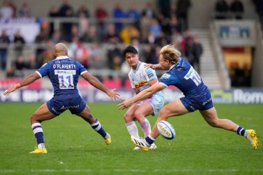 Marcus Smith # 10 of Harlequins 'den Tom OFlaherty # 11 ve Tommy Taylor # 16 of Sale Sharks arasında Gallagher Premiership maçı sırasında AJ Bell Stadyumu, Eccles, İngiltere, 23 Ekim 2022' de oynanan Sale Sharks - Harlequins maçında topu çaldı.