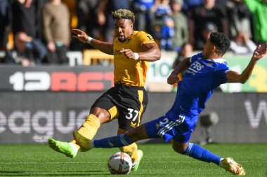 Wolverhampton Wanderers 'dan Adama Traor # 37 Premier League maçı sırasında Leicester City' den James Justin # 2 ile Molineux, Wolverhampton, İngiltere 'de Leicester City maçında mücadele etti.