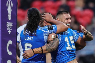 Samoalı Royce Hunt, 23 Ekim 202 'de İngiltere' nin Doncaster kentindeki Eco-Power Stadyumu 'nda oynanan Rugby Ligi 2021 Dünya Kupası A Grubu maçında takım arkadaşlarıyla yaptığı denemeyi kutluyor.