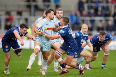 Harlequins 'den Danny Care # 9, Gallagher Premiership maçında Joe Carpenter # 15 ile karşılaştı. AJ Bell Stadyumu, Eccles, Birleşik Krallık, 23 Ekim 202' de Sale Sharks - Harlequins maçında.