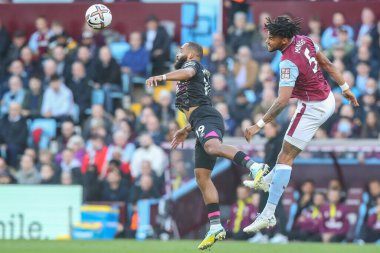 Tyrone Mings # 5 of Aston Villa ve Bryan Mbeumo # 19 of Brentford Premier Lig karşılaşmasında Aston Villa Brentford 'a karşı Villa Park, Birmingham, Birleşik Krallık, 23 Ekim 202