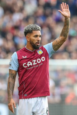 Aston Villa 'dan Douglas Luiz # 6 Premier Lig maçında serbest atışın başında duruyor. Aston Villa, Brentford' a karşı Villa Park, Birmingham, Birleşik Krallık, 23 Ekim 202