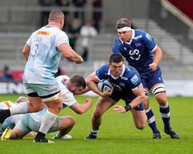 Satış Köpekbalıkları 'ndan Tom Curry # 7 ve Jono Ross, Gallagher Premiership maçında Wilco Louw # 3. Harlequins' de AJ Bell Stadyumu, Eccles, 23 Ekim 202 'de Satış Köpekbalığı - Harlequins maçında yarıştılar.