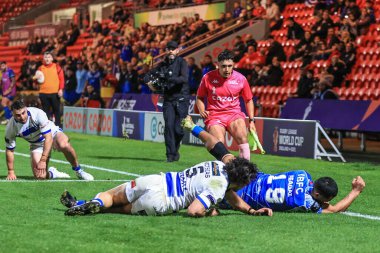 Ne atıştı ama! Yunan John Mitsias, 23 Ekim 202 'de İngiltere' nin Doncaster kentindeki Eco-Power Stadyumu 'nda oynanan 2021 Dünya Kupası Dünya Kupası Şampiyonası A Grubu Samoa maçında Samoa' nın köşeden gitmesini engellemek için dalışa geçti.