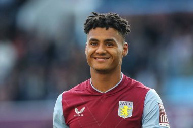 Aston Villa 'dan Ollie Watkins, 23 Ekim 202' de İngiltere 'nin Birmingham kentinde oynanan Premier Lig maçında Aston Villa Brentford' a karşı kazandığı 4-0 'lık galibiyetten sonra gülümsedi.