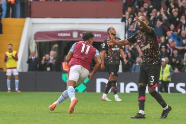 Aston Villa 'dan Ollie Watkins, Premier Lig maçı Aston Villa Brentford' a karşı 23 Ekim 202 'de Birmingham, Villa Park' ta oynanan karşılaşmada 4-0 kazanma hedefini kutluyor.