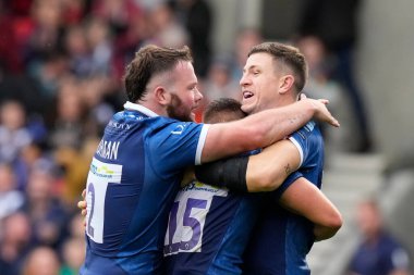 Satış Köpekbalığı 2. Ewan Ashman, James 'in Gallagher Premiership maçından sonra AJ Bell Stadyumu, Eccles, Birleşik Krallık' ta Sale Sharks ve Harlequins maçını Sam James ile kutluyor.