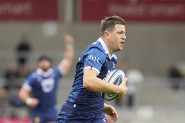 Sam James # 13 Sale Sharks, Gallagher Premiership maçında AJ Bell Stadyumu 'nda Satış Köpekbalıkları ve Harlequins maçında koşuyor.