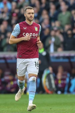 Aston Villa 'dan Calum Chambers # 16 Premier Lig karşılaşmasında Aston Villa, Brentford' a karşı Villa Park, Birmingham, Birleşik Krallık, 23 Ekim 202