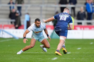 Harlequins 'ten Joe Marchant # 13 Gallagher Premiership maçında Dan Du Preez # 8' i yere serdi AJ Bell Stadyumu, Eccles, Birleşik Krallık, 23 Ekim 202 'de Satış Köpekbalığı - Harlequins maçında.