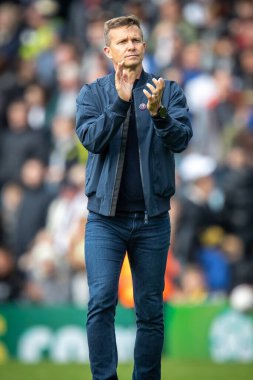Leeds United 'ın teknik direktörü Jesse Marsch, 23 Ekim 202' de Leeds Road, İngiltere 'de oynanan Premier League maçının ardından taraftarlarını alkışlıyor ve alkışlıyor.