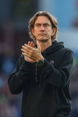 Brentford 'un Thomas Frank teknik direktörü, Premier League maçından sonra İngiltere' nin Birmingham kentinde oynanan Villa-Brentford maçında gezgin taraftarları alkışlıyor.