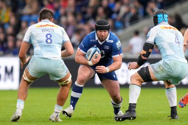 Satış Köpekbalıkları 'ndan Bevan Rodd # 1, AJ Bell Stadyumu, Eccles, Birleşik Krallık' ta düzenlenen Gallagher Premiership maçında Archie White # 8 ve Dino Lamb # 4 arasında bir boşluk arıyor.