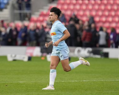 Marcus Smith # 10 of Harlequins, Gallagher Premiership maçında 100. Premiership maçından önce ısınıyor. Sale Sharks, Harlequins 'e karşı AJ Bell Stadyumu, Eccles, Birleşik Krallık, 23 Ekim 202